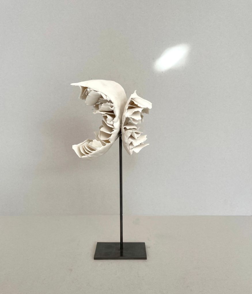 feuilles de porcelaine, suspendu sur le socle